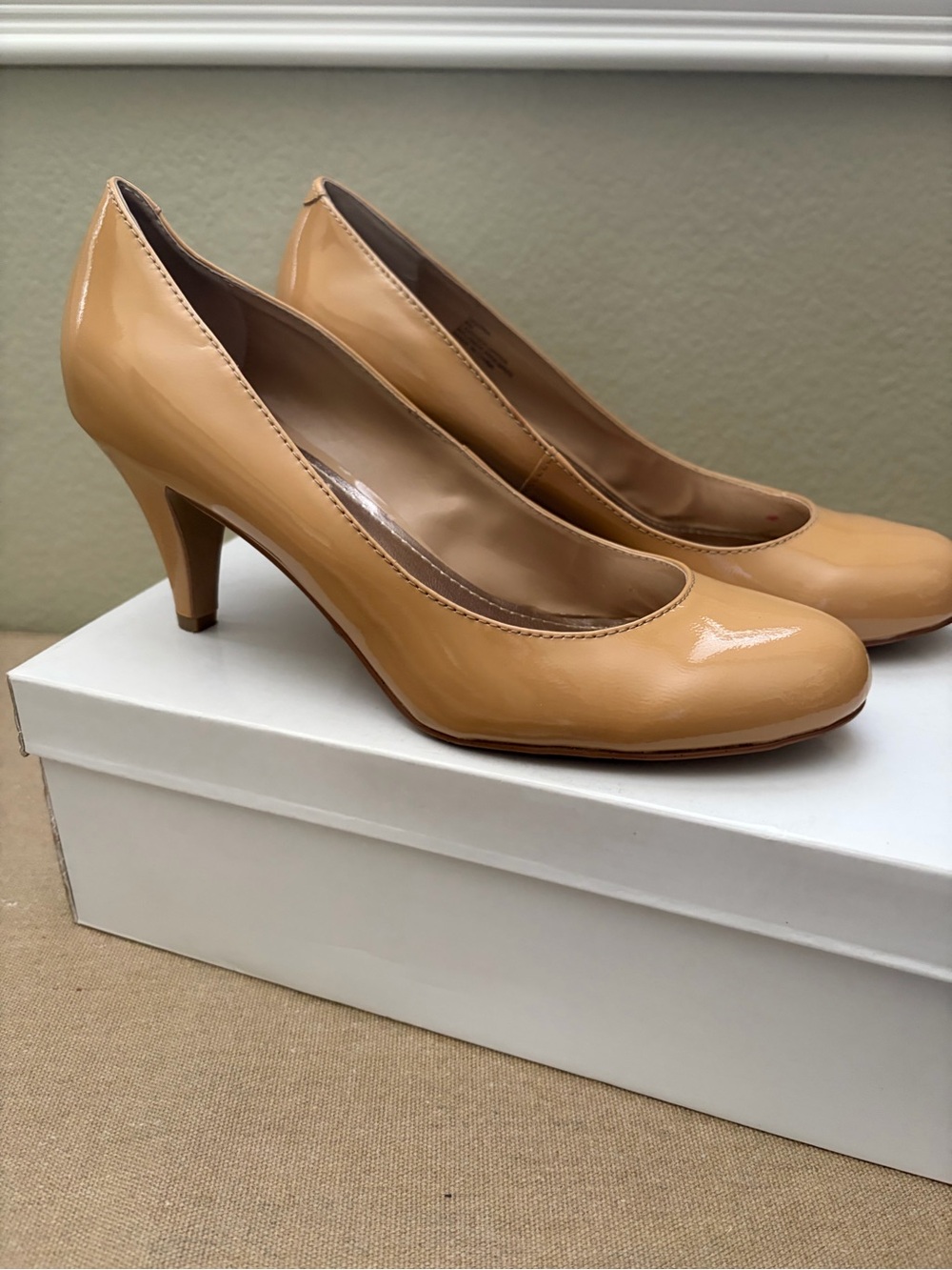 Steve Madden Nude/tan colored  heels